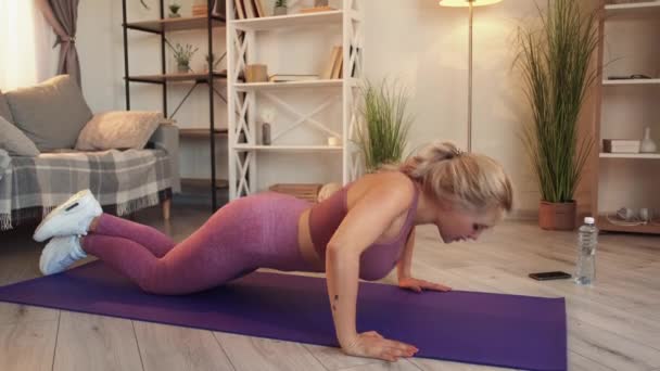 tělesné hmotnosti cvičení push up cvičení doma žena