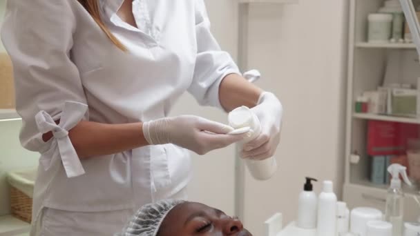 Cosmetologista tratamento de mimos faciais mulher spa — Vídeo de Stock