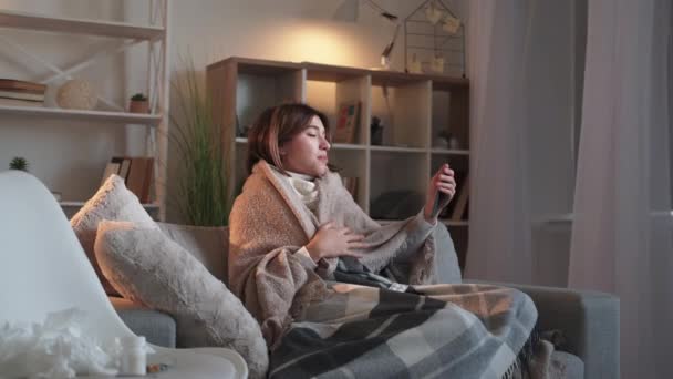 Viruserkrankung kranke Frau distanziert Kommunikation — Stockvideo