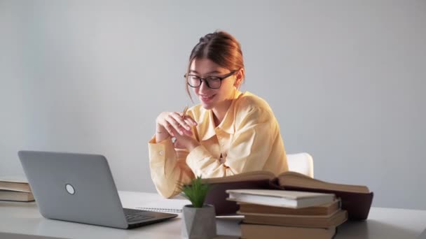 Online onderwijs slimme vrouw taalcursussen — Stockvideo