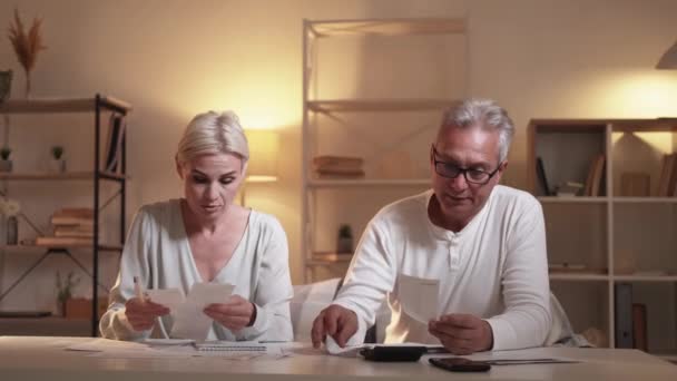 Gezinsbudget van middelbare leeftijd financiële vergoeding voor echtgenoten — Stockvideo