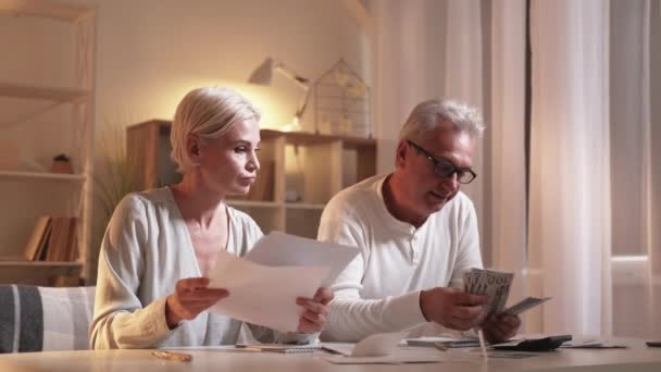 Financial counting middle-aged couple credit payments — Stock Video