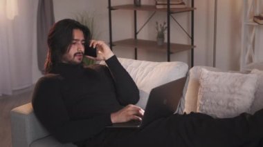 mobil iletişim çalışan adam uzak görev