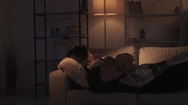 Uykusuz adam zihinsel stres rahatsız edici yatak