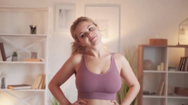 Spor zevki, boyun egzersizi, ev eğitimli kadın.