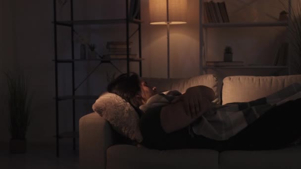 Uykusuz adam zihinsel stres rahatsız edici yatak — Stok video