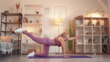 Spor salonu eğitimi veren kadın yogası.
