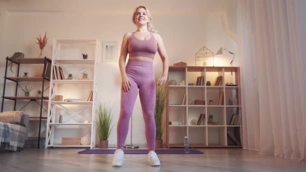 Palestra fitness home palestra donna in forma stretching — Video Stock