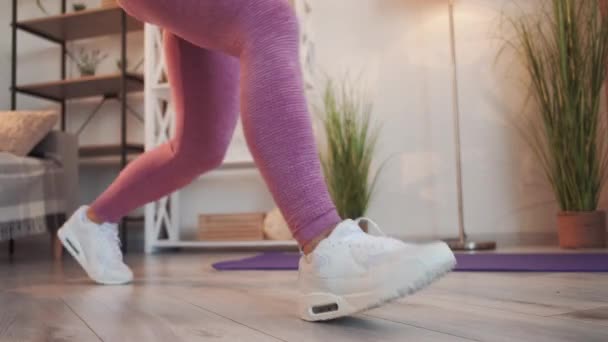 Benen oefening longe workout thuis fitness vrouw — Stockvideo