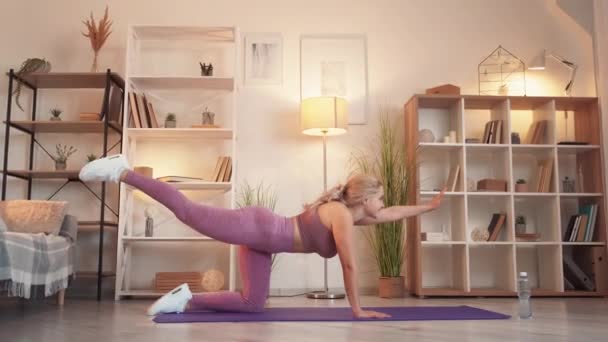 Fitness recreatie thuis training sportieve vrouw yoga — Stockvideo