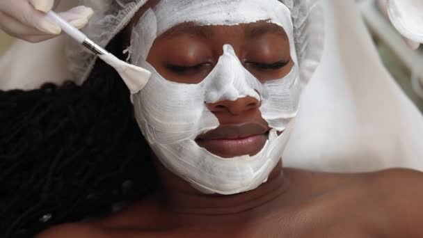 Güzellik prosedürü maskesini kuaför kadın yüzüne — Stok video