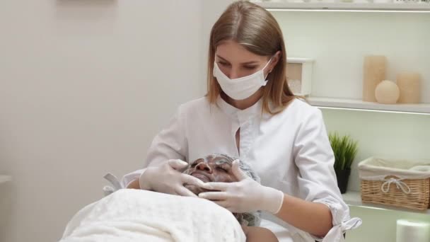 Oczyszczający masaż kosmetologia leczenie kobieta spa — Wideo stockowe
