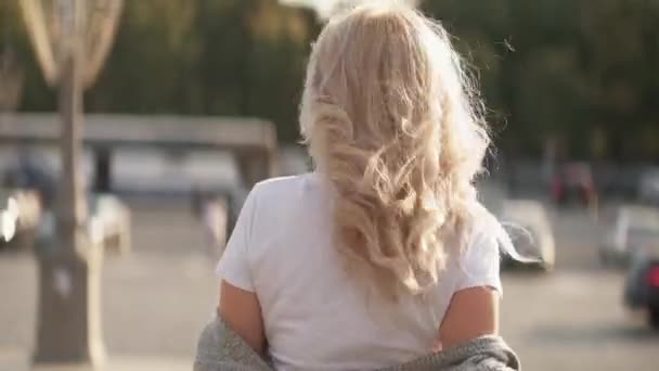 Attrayant femme extérieur cheveux beauté rue modèle — Video