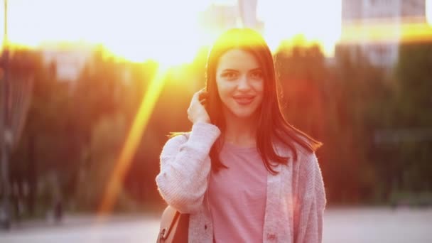 Charmante vrouw zonsondergang portret glimlachende gezicht stad — Stockvideo