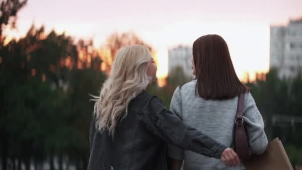 Abrazando felices amigos momento positivo mujeres ciudad — Vídeos de Stock