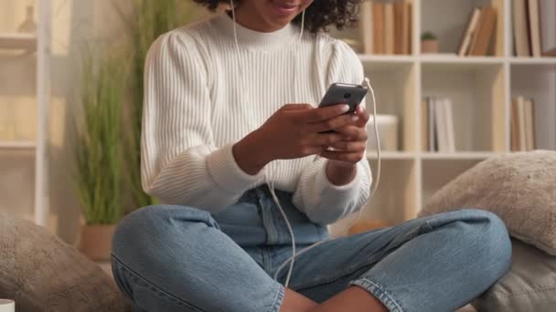 Móvel bate-papo rede social mulher telefone casa — Vídeo de Stock