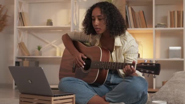 Gitaar oefenen muziek leren vrouw laptop huis — Stockvideo