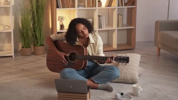 Gitaar speler muziek onderwijs vrouw zingen huis — Stockvideo