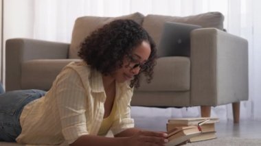 Kitap okuma, bilgi edinme, ev hanımı okuma.