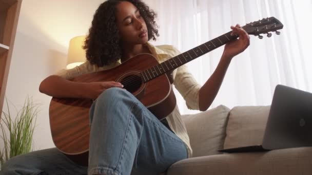 Gitaar hobby muziek praktijk vrouw akkoorden thuis — Stockvideo
