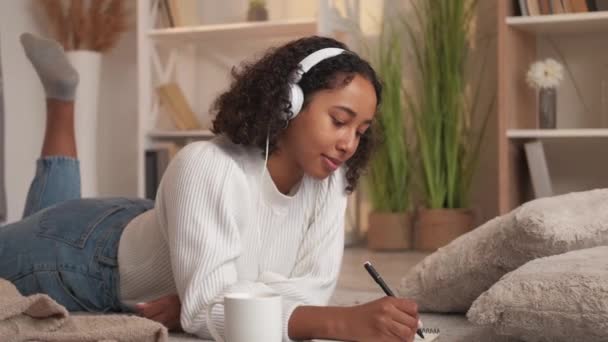 Diário de lazer escrever hobby casa mulher estudar — Vídeo de Stock