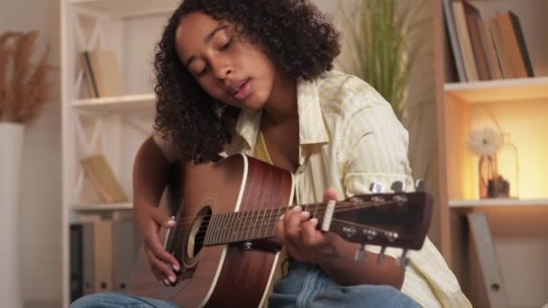 Guitar singing music leisure creative woman home — Stock Video