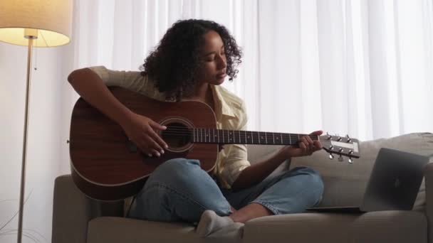 Gitaar spelen leren muziek studie vrouw laptop thuis — Stockvideo