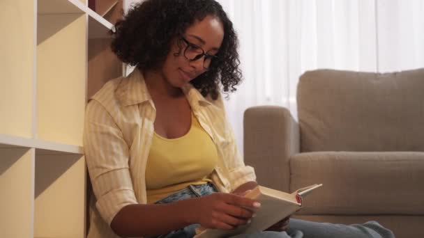 Livro de leitura doméstica mulher lazer casa relaxante — Vídeo de Stock