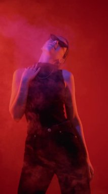Neon dansı gece hayatı parti eğlenceli kadın müzik parlak