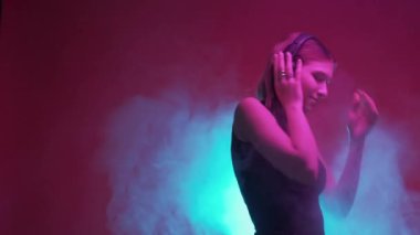 Neon hafif müzik 90 'ların parti kadın kulaklıkları dansı