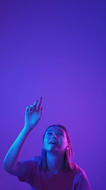 Kadın ürün promosyonu neon ışığı reklamı