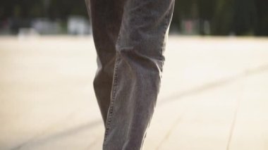 Sokak modası büyüleyici kadın şık yürüyen şehir