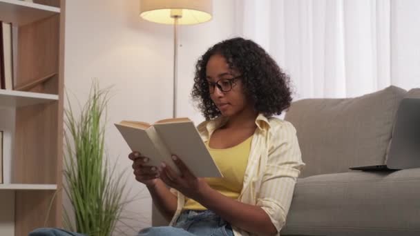 Hem läsa lata helgen fritid kvinna bok berättelse — Stockvideo