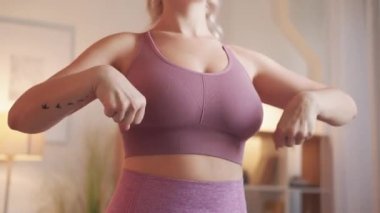 Spor salonundaki kadın ellerini çalıştırıyor.