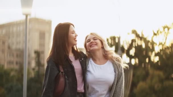 Amigos felices paseo ocio fin de semana mujeres calle — Vídeos de Stock