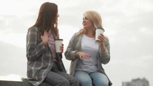 Koffie samen vrouwelijke vriendschap vrouwen latte stad — Stockvideo