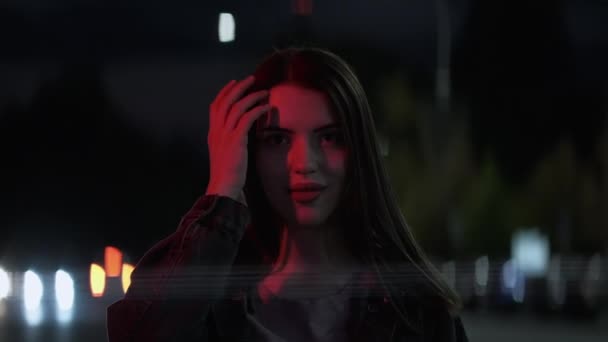 Neon lett portrett attraktiv kvinne by natt – stockvideo
