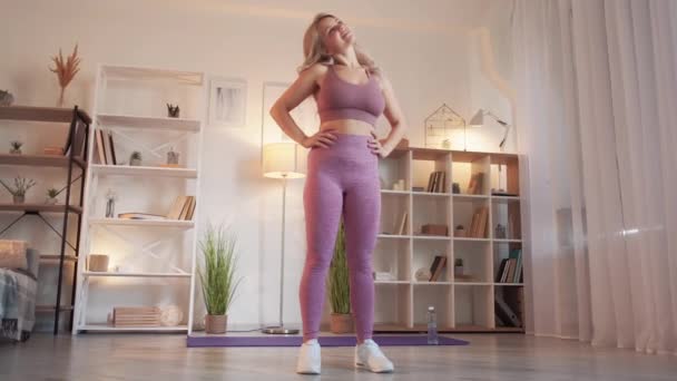 Ochtend workout fitness training home fit vrouw — Stockvideo