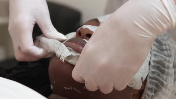 Pelar la máscara tratamiento de la piel mujer cara spa salón — Vídeo de stock