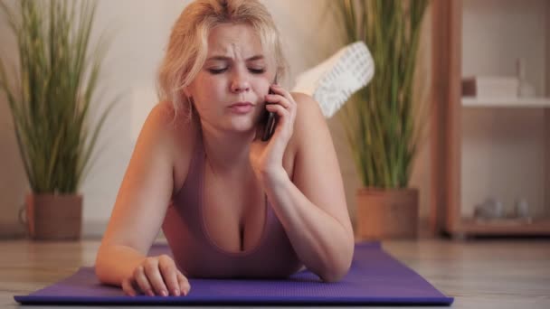 Luie sport telefoon oproep vrouw klagen yoga huis — Stockvideo