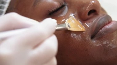 Nemlendirici maskeli kozmetoloji kadını güzellik salonu