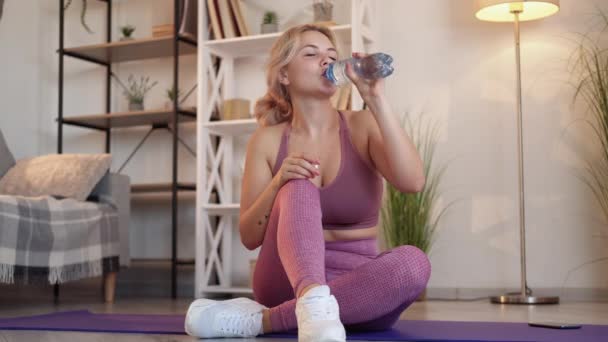 Víz frissítő edzés hidratálás nő ivás — Stock videók