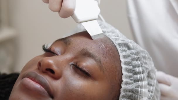 Ультразвуковий пілінг обличчя косметологія жіночий салон — стокове відео