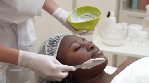Tratamento de pele facial procedimento cosmético mulher spa — Vídeo de Stock