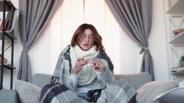 Titreyen bir kadın yüksek sıcaklıkta hasta olur.