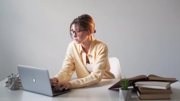 Educación en línea mujer ocupada búsqueda en red — Vídeos de Stock