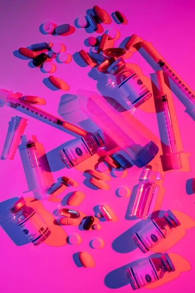 Covid-19 léky neonové vakcíny pilulky — Stock fotografie