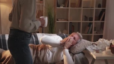 Virüs enfeksiyonu. Hasta adam iyileşme sürecinde.