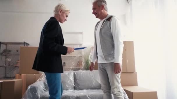 Contrato de aluguel homem de meia-idade movendo nova casa — Vídeo de Stock