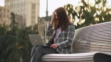Video görüşmesi. Laptop City Caddesi 'ndeki kadınla buluşuyor.